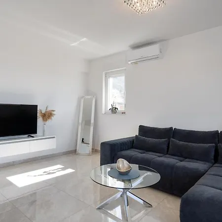 Dina - Sea View Apartment With Parking Makarska