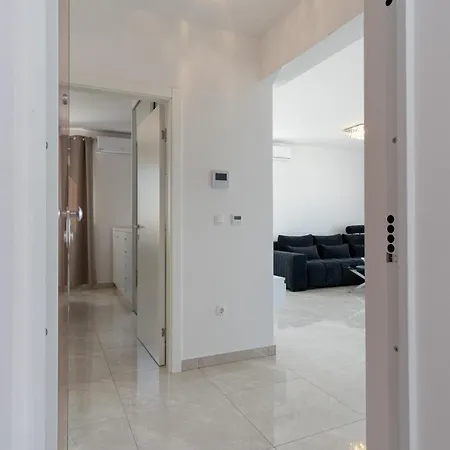Dina - Sea View Apartment With Parking Apartment