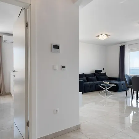 Apartment Dina - Sea View Apartment With Parking Makarska
