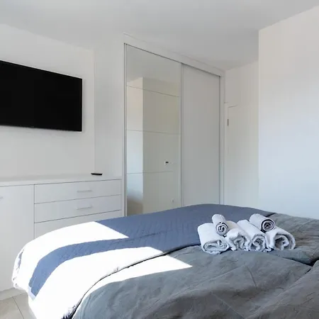 Dina - Sea View Apartment With Parking Makarska