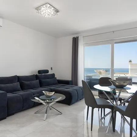 Apartment Dina - Sea View Apartment With Parking
