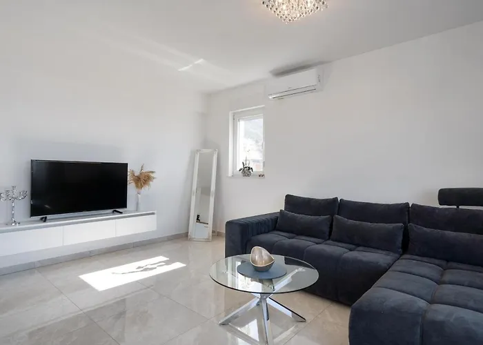 Sea View With Parking - Dina Makarska